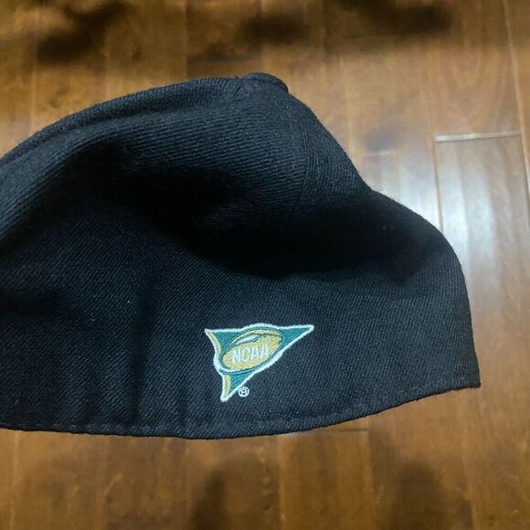 Lids Zephyr Notre Dame NCAA Embroidered Fitted Cap Black Green Men's 7 3/8 - Picture 5 of 7